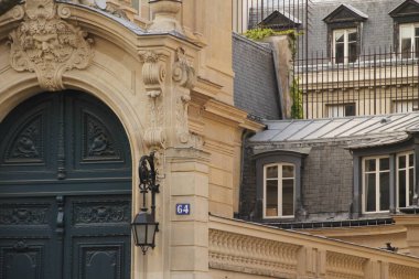 Paris 'te klasik bir apartman binasının cephesi