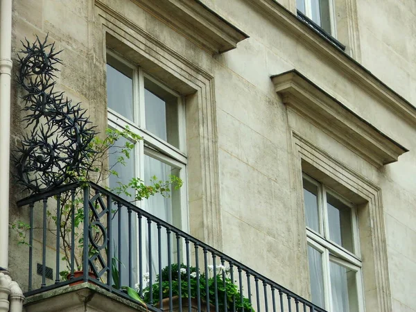 Фасад Классического Блока Апартаментов Париже — стоковое фото