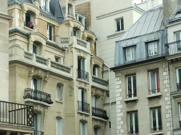 Πρόσοψη Ενός Κλασικού Συγκροτήματος Διαμερισμάτων Στο Παρίσι — Φωτογραφία Αρχείου