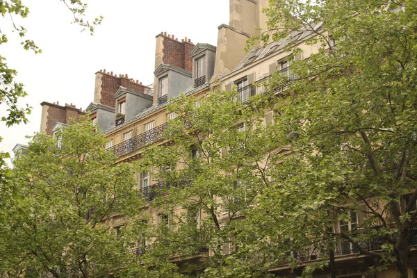 パリの古典的なアパートメントブロックのファサード — ストック写真