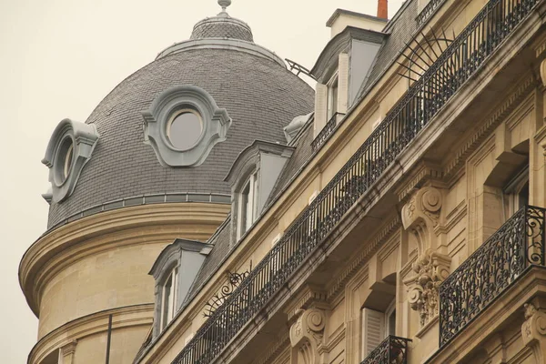 パリの古典的なアパートメントブロックのファサード — ストック写真