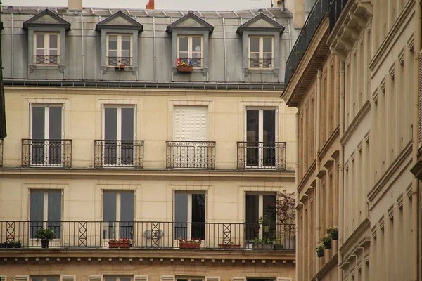 Fasada Klasycznego Bloku Apartamentowego Paryżu — Zdjęcie stockowe