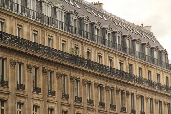 Paris Klasik Bir Apartman Binasının Cephesi — Stok fotoğraf