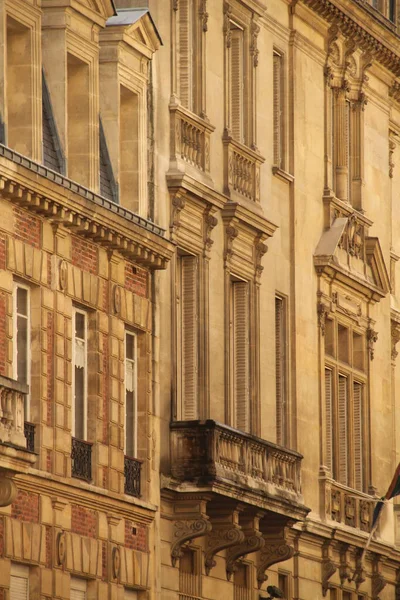 Egy Klasszikus Párizsi Apartmanház Homlokzata — Stock Fotó