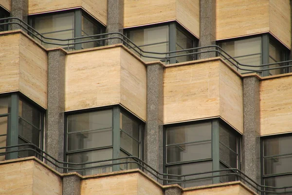 Egy Klasszikus Párizsi Apartmanház Homlokzata — Stock Fotó