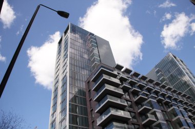 Londra şehir merkezinde bir bina.