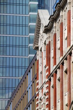 Londra şehir merkezinde bir bina.