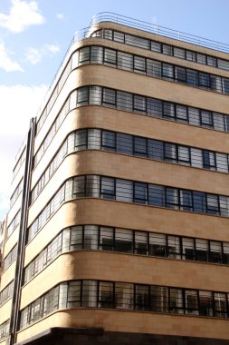Londra şehir merkezinde bir bina.