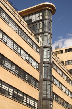 Londra şehir merkezinde bir bina.