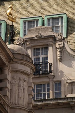 Londra şehir merkezinde bir bina.