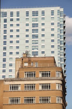 Londra şehir merkezinde bir bina.