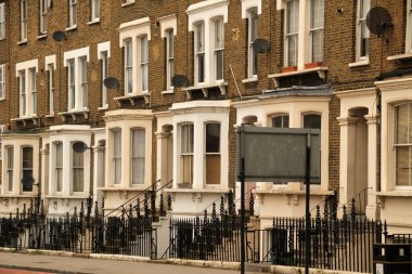 Londra şehir merkezinde bir bina.