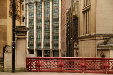 Londra şehir merkezinde bir bina.