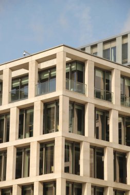 Londra şehir merkezinde bir bina.