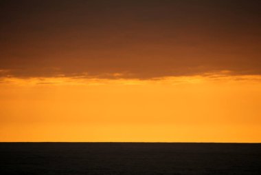 Biarritz, Fransa sahilinde alacakaranlık.