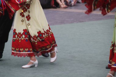 Bir sokak festivalinde Rus halk dansları sergisi