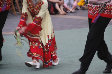 Bir sokak festivalinde Rus halk dansları sergisi