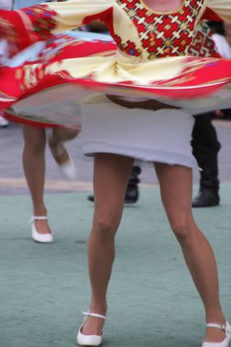 Bir sokak festivalinde Rus halk dansları sergisi