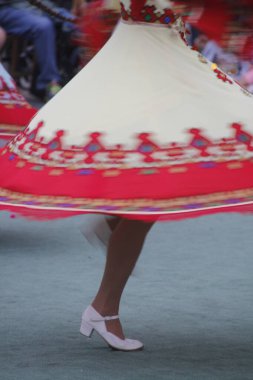 Bir sokak festivalinde Rus halk dansları sergisi