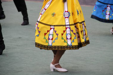 Bir sokak festivalinde Rus halk dansları sergisi