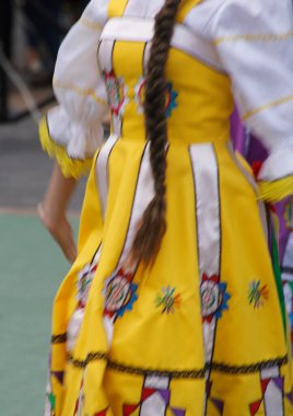 Bir sokak festivalinde Rus halk dansları sergisi