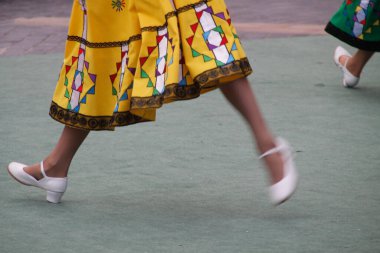 Bir sokak festivalinde Rus halk dansları sergisi