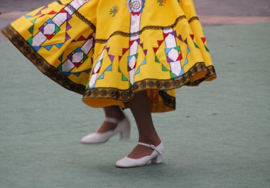 Bir sokak festivalinde Rus halk dansları sergisi