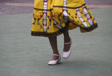 Bir sokak festivalinde Rus halk dansları sergisi