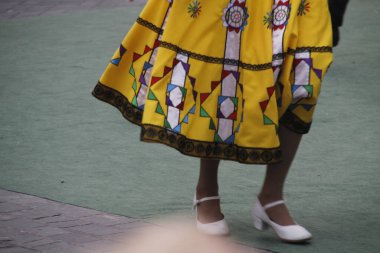 Bir sokak festivalinde Rus halk dansları sergisi