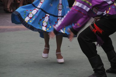 Bir sokak festivalinde Rus halk dansları sergisi