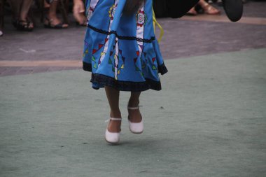 Bir sokak festivalinde Rus halk dansları sergisi