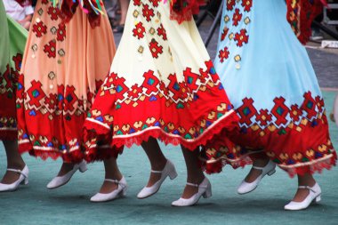 Rus halk dansları bir sokak festivalinde