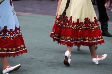 Rus halk dansları bir sokak festivalinde