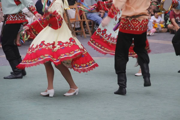 ストリートフェスティバルでのロシアの民俗舞踊展 — ストック写真