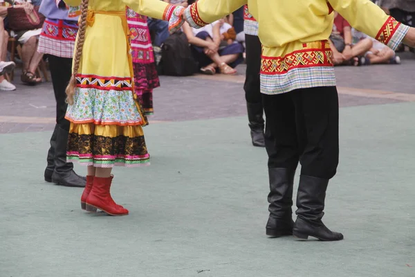 ストリートフェスティバルでロシアの民俗舞踊 — ストック写真