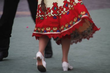 Rus halk dansları bir sokak festivalinde