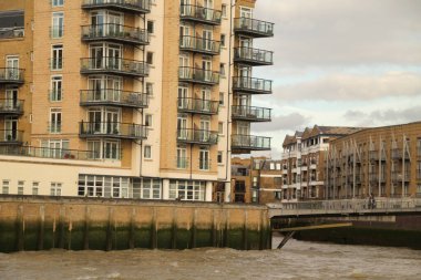 Londra şehir merkezinde bir bina.