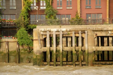 Londra şehir merkezinde bir bina.