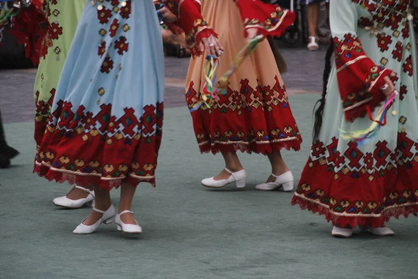 街头音乐节上的俄罗斯民间舞蹈 — 图库照片