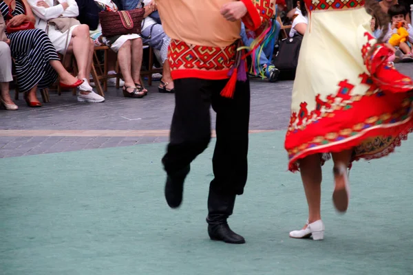 ストリートフェスティバルでロシアの民俗舞踊 — ストック写真