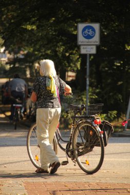 Şehir ortamında bisiklet sürmek.