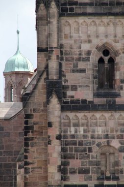 Eski Nuremberg kasabasının mimarisi.