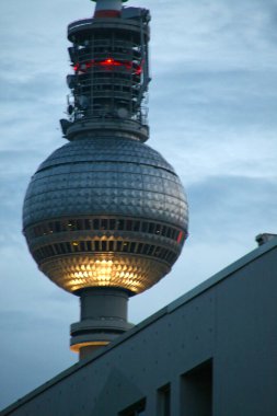 Alexanderplatz 'daki Berlin TV Kulesi