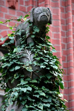 Berlin 'de bir binanın cephesinde heykel