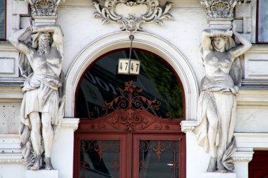 Berlin 'de bir binanın cephesinde heykel