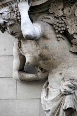 Berlin 'de bir binanın cephesinde heykel