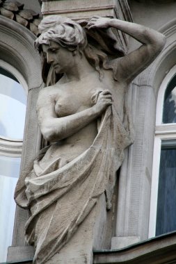 Berlin 'de bir binanın cephesinde heykel