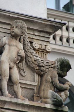 Berlin 'de bir binanın cephesinde heykel