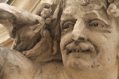 Berlin 'de bir binanın cephesinde heykel