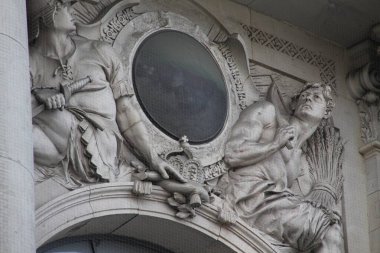 Berlin 'de bir binanın cephesinde heykel